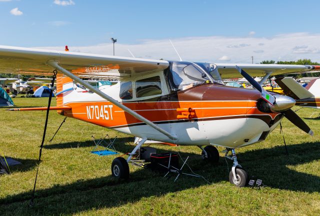 Cessna Skyhawk (N7045T)