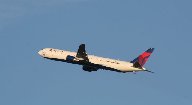 BOEING 767-400 (N841MH)