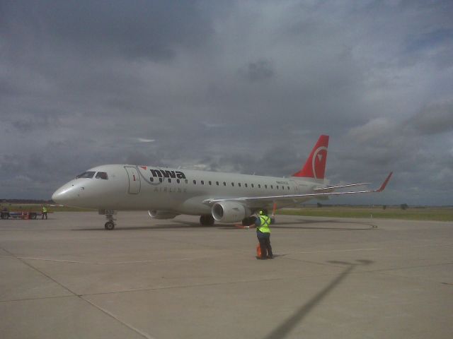 Embraer 175 (N633CZ)