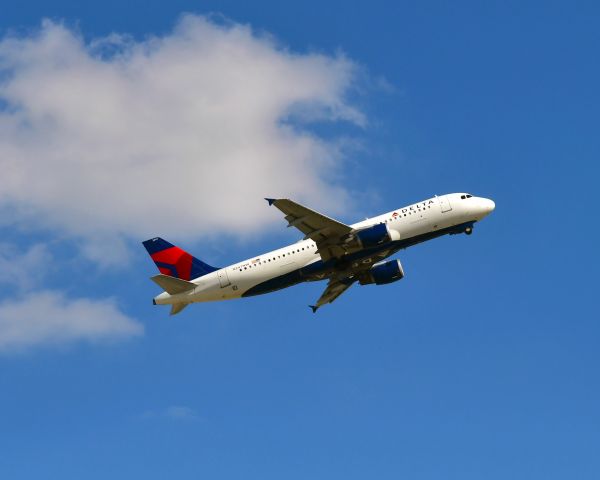 Airbus A320 (N347NW) - Delta Airbus A320-212 N347NW leaving Detroit