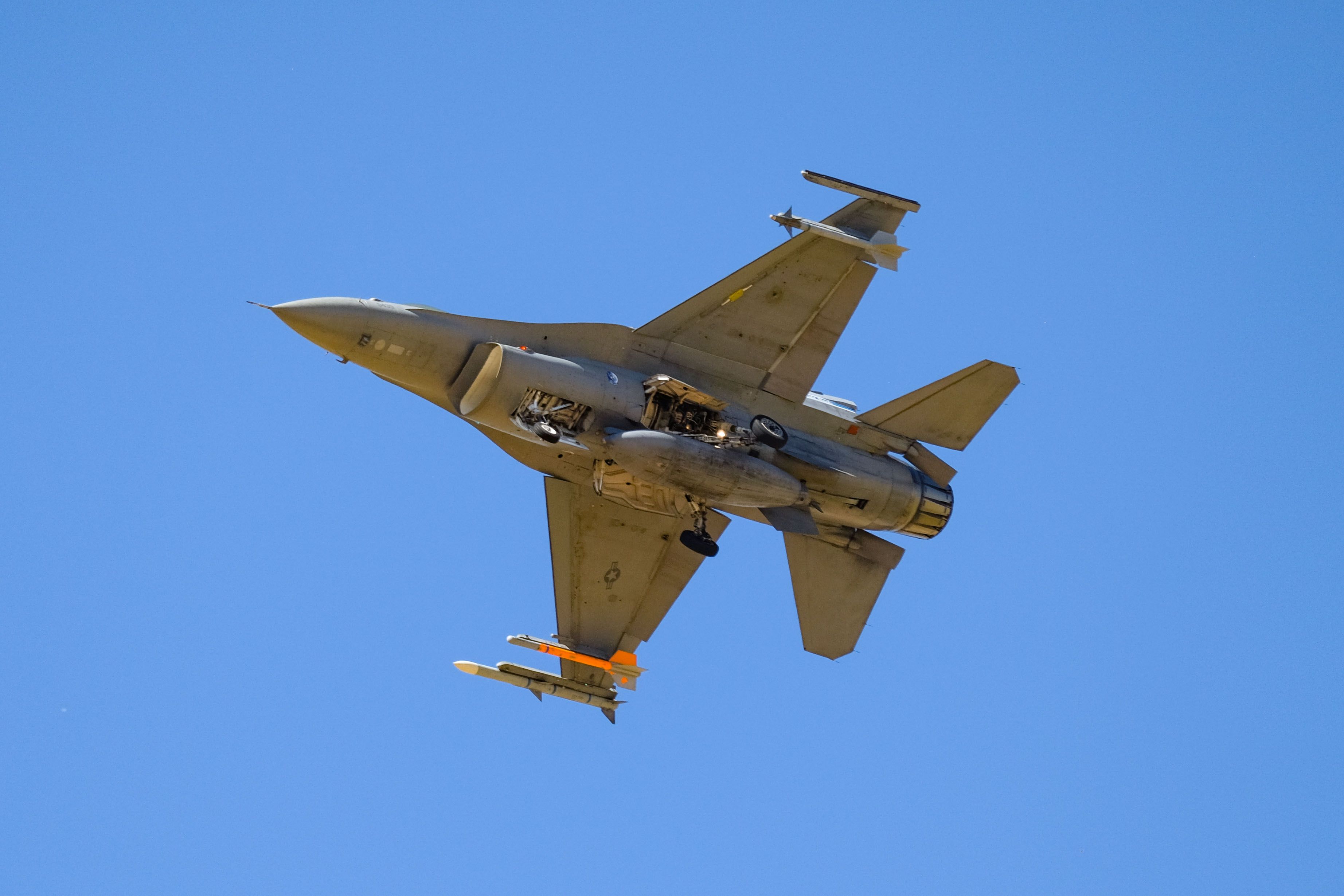 Lockheed F-16 Fighting Falcon — - F-16 approach over Northern Ave.