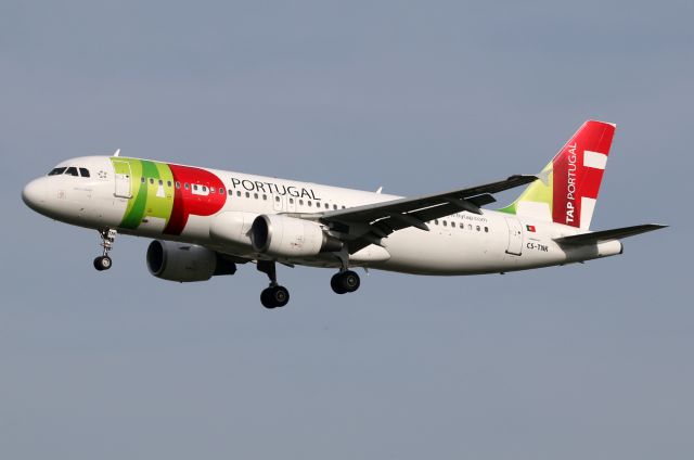 Airbus A320 (CS-TNK)