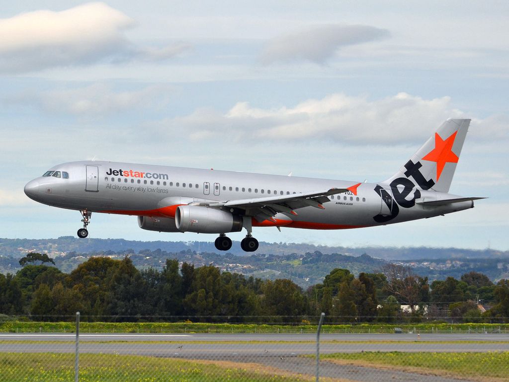 Airbus A320 (VH-VQZ) - About to put down on runway 05. Thursday 12th July 2012.