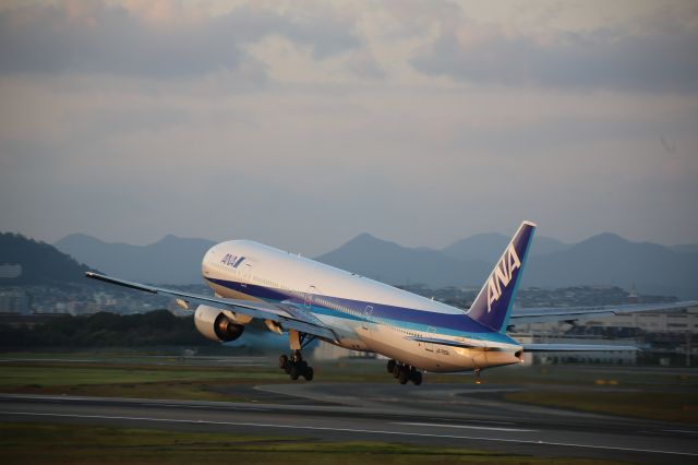 BOEING 777-300 (JA755A)