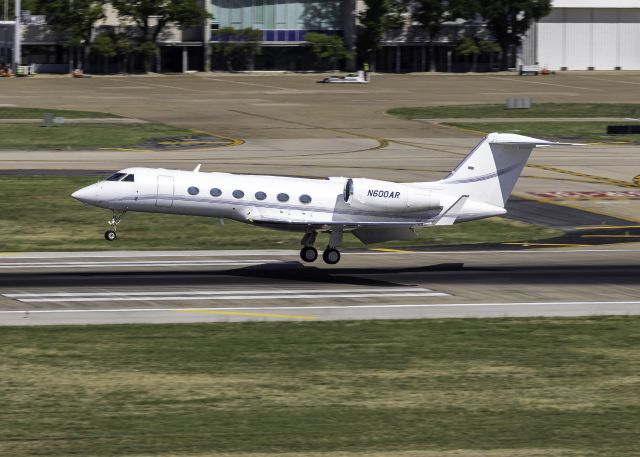 Gulfstream Aerospace Gulfstream IV (N600AR) - Gulfstream G-450 arriving into Dallas Love Field.