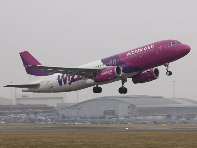 Airbus A320 (HA-LPJ) - Take off from London Luton