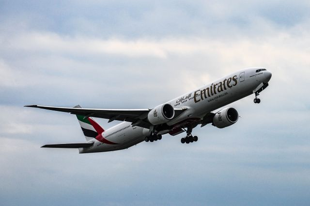 BOEING 777-300ER (A6-ENZ) - Emirates Boeing 777-300ER Takeoff VIE RWY34