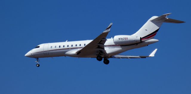 Bombardier Global Express (N162QS) - About to touch down is this 2012 Bombardier Global 6000 in the Winter of 2025.