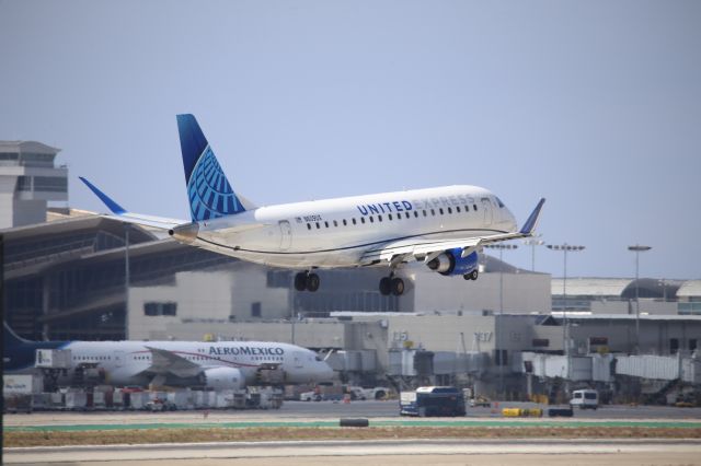 EMBRAER 175 (long wing) (N609UX)