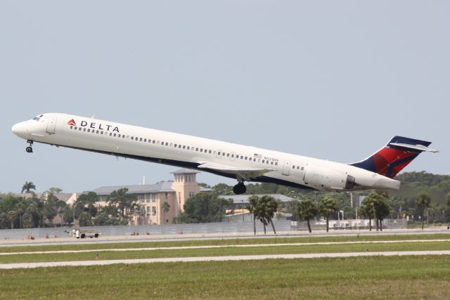 McDonnell Douglas MD-90 (N931DN)