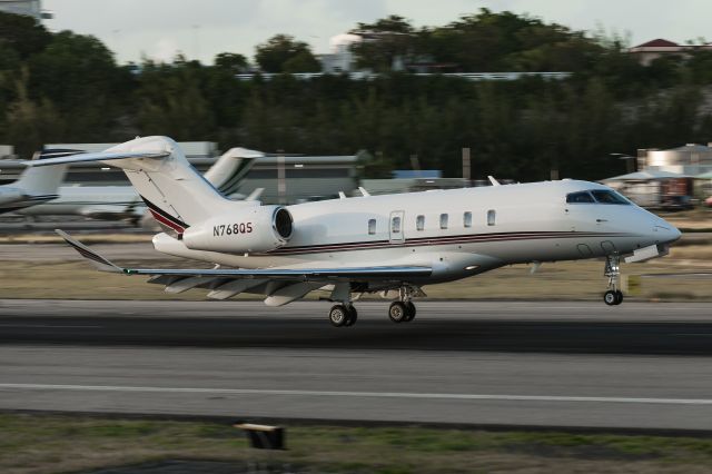 Bombardier Challenger 300 (N768QS)