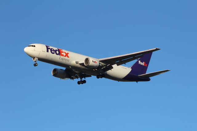 BOEING 767-300 (N176FE)