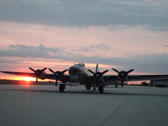 Boeing B-17 Flying Fortress (N93012)