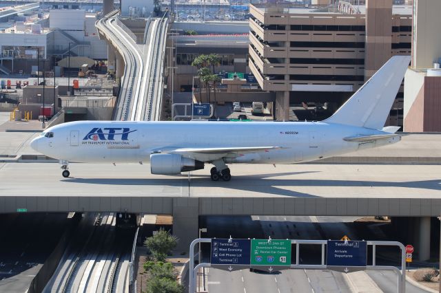 BOEING 767-200 (N255CM)