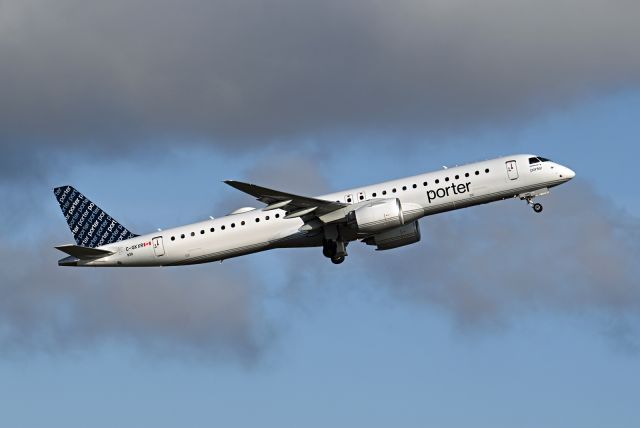 EMBRAER ERJ-190-400 (C-GKXR)