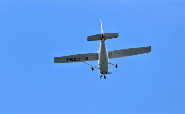 Cessna Skylane (C-GZWZ) - C-GZWZ CESSNA SKYLANE 182-Q survolant la ville de Lavaltrie QC. le 25-08-2022 à 14:53