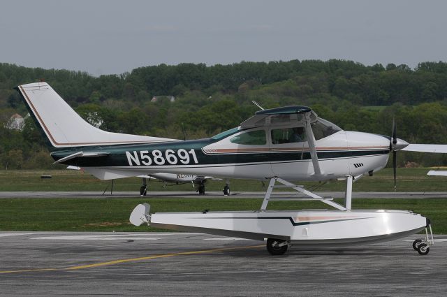 Cessna Skylane (N58691) - Seen at KFDK on 4/20/2010.      a href=http://discussions.flightaware.com/profile.php?mode=viewprofile&u=269247  [ concord977 profile ]/a