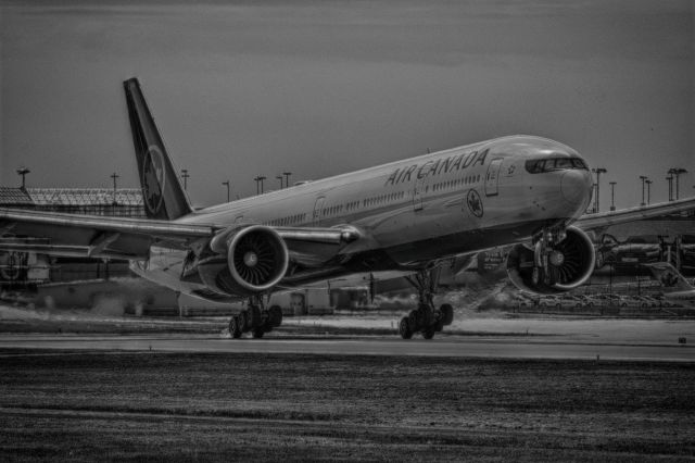 BOEING 777-300ER (C-FIVW)