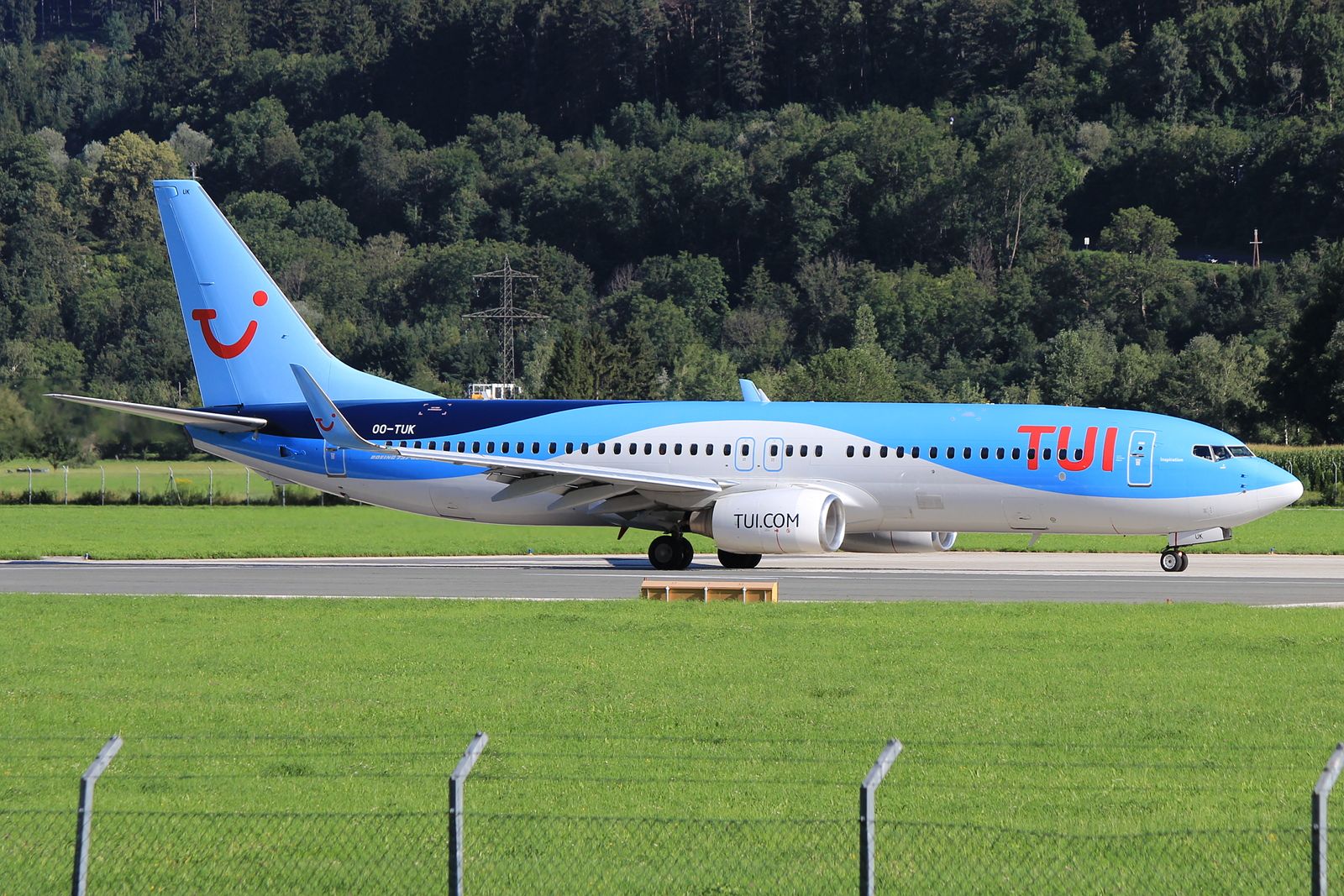 Boeing 737-800 (OO-TUK)