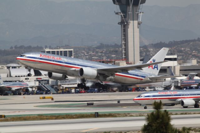 Boeing 777-200 —