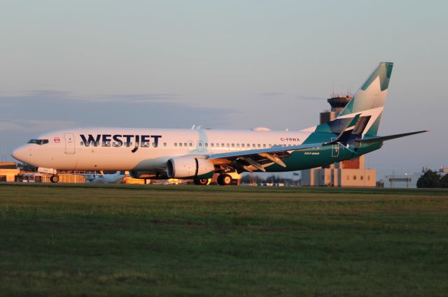 Boeing 737-800 (C-FRWA)