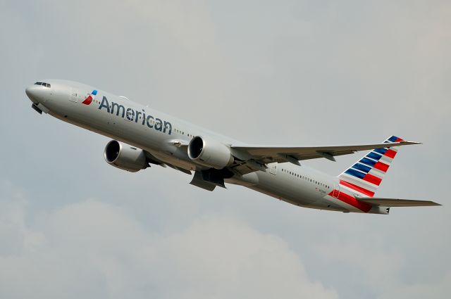 BOEING 777-300 (N721AN) - departing DFW 05/10/2013