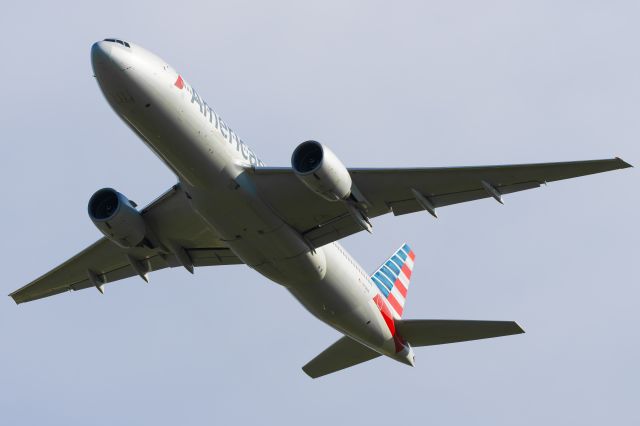 Boeing 777-200 (N758AN)