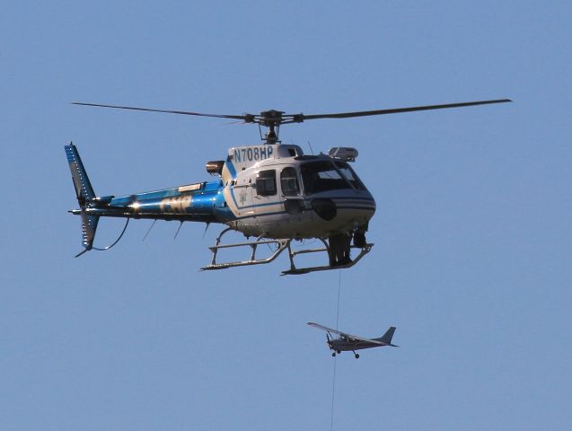 Eurocopter AS-350 AStar (N708HP) - KO85 - CHP - Northern Division Air Operations ( Highway Patrol H-70) on the hover at benton Airpark. N84DL on the left base final well behind the CHP helicopter, for Runway 33 Dec 21st, 2016 ( click full)