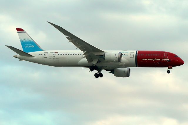 Boeing 787-8 (LN-LNT) - 'Nor Shuttle 7149' arriving from Paris  (Unicef livery)