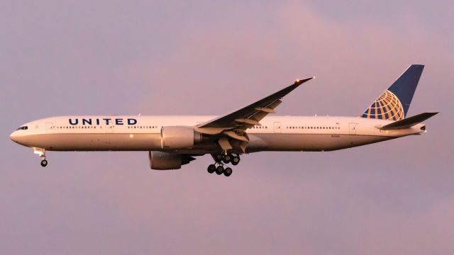 BOEING 777-300ER (N2243U)