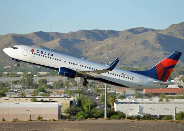 Boeing 737-800 (N3746H)