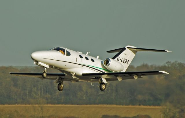 de Havilland Dash 8-400 (G-LEAA)