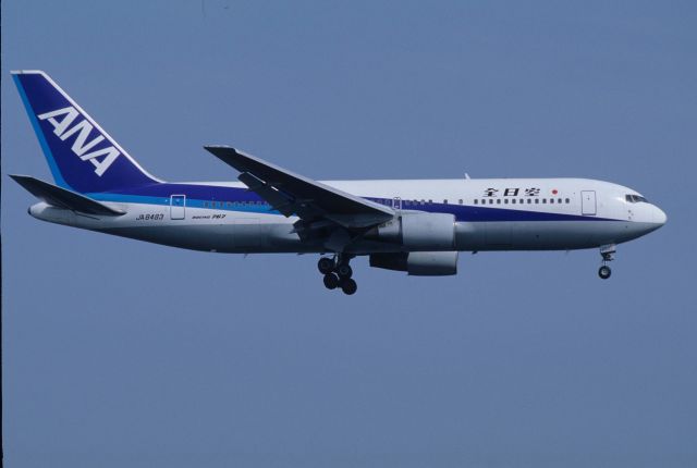 BOEING 767-200 (JA8483) - Final Approach to Tokyo-Haneda Intl Airport Rwy22 on 1997/05/03