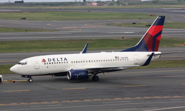 Boeing 737-700 (N310DE)