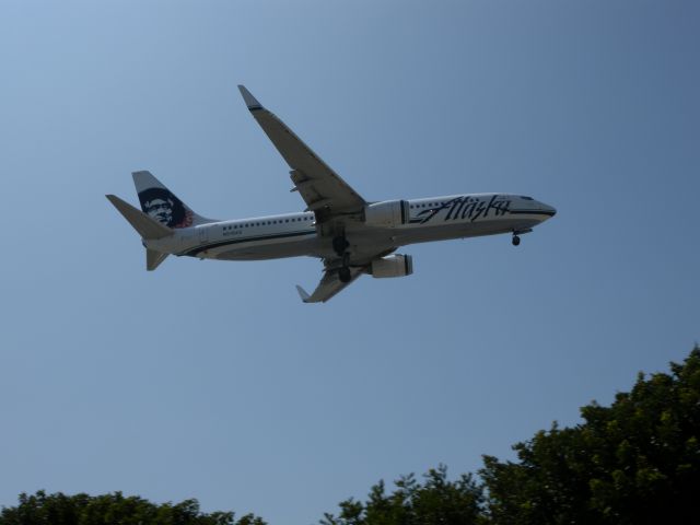 Boeing 737-800 (N518AS) - On short final for 24 Right at LAX