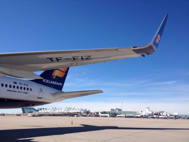 Boeing 757-200 (TF-FIZ) - Does any other air line write the tail number on their wing?