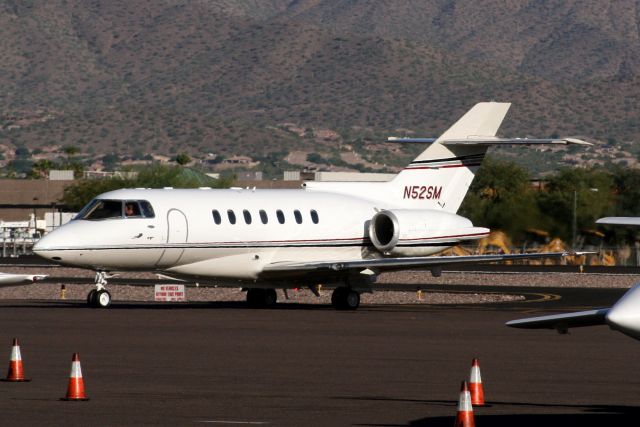 Hawker 1000 (N52SM) - Taxiing to the ramp having just landed on R21 on 27-Oct-10.