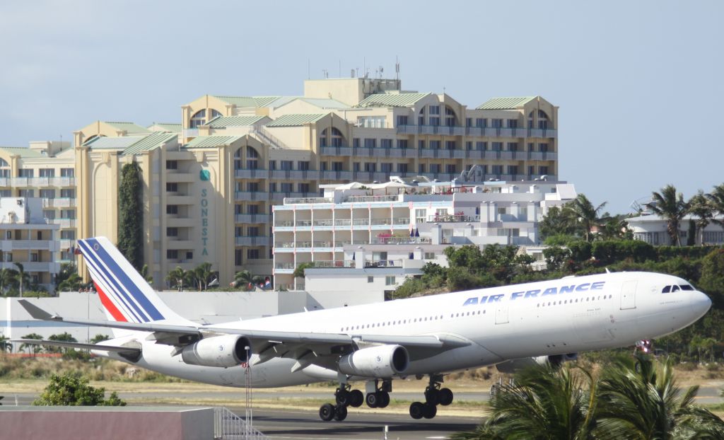 Airbus A340-300 (F-GLZT)