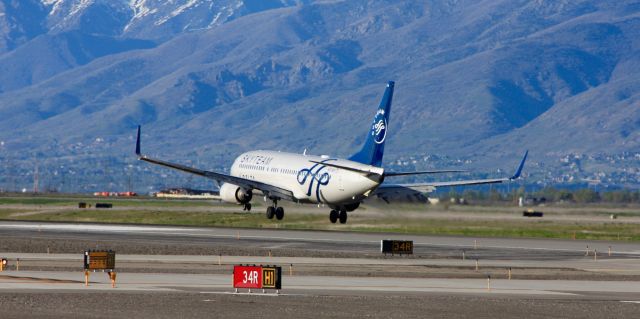 Boeing 737-800 (N3758Y)