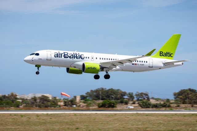Airbus A220-300 (YL-AAR)