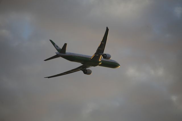 BOEING 777-300ER (B-16719)