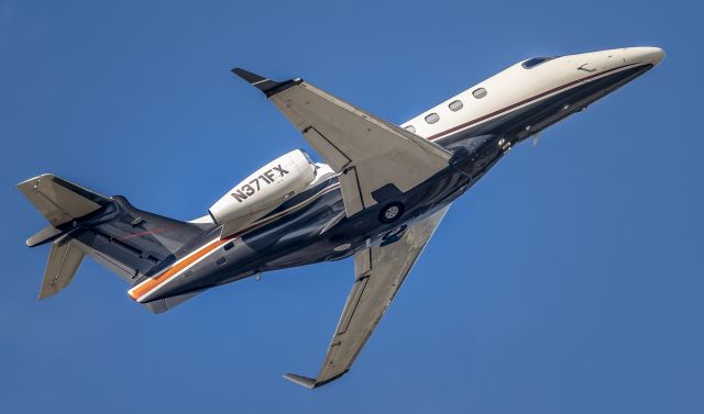 Embraer Phenom 300 (N371FX)