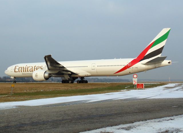 BOEING 777-300ER (A6-ENE)