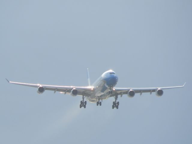 Airbus A340-300 (LV-CSD)