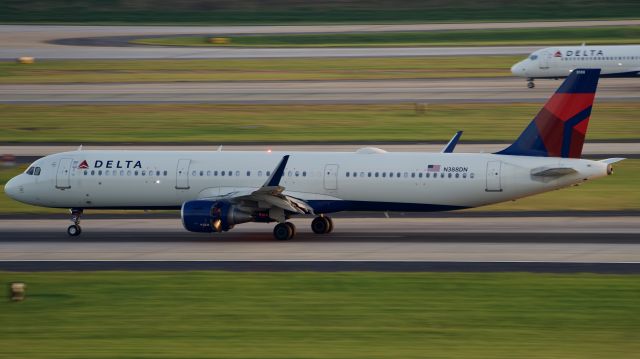 Airbus A321 (N388DN)