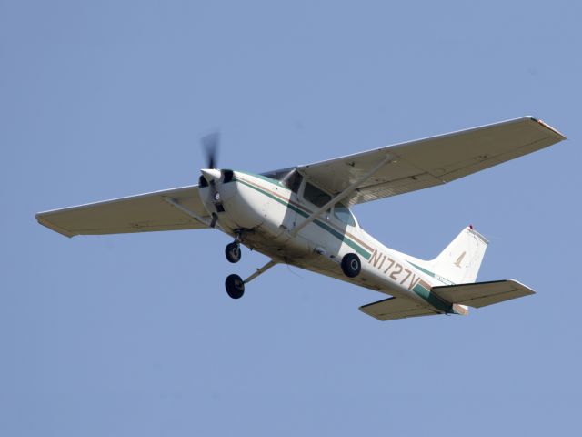 Cessna Skyhawk (N1727V) - Take off RW26.