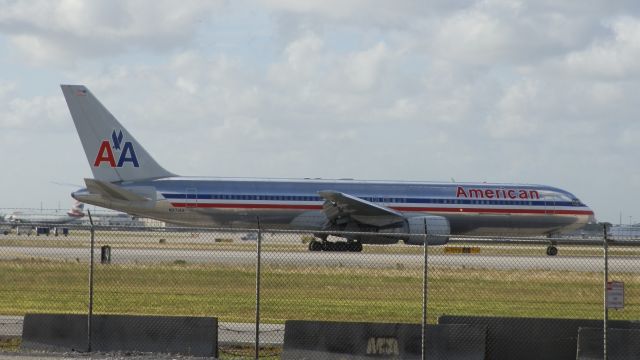BOEING 767-300 (N371AA)