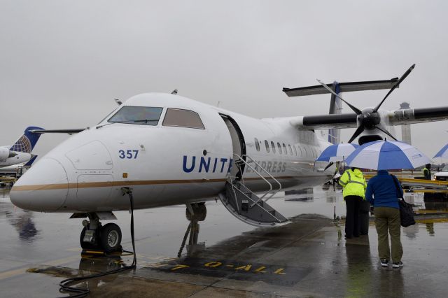 de Havilland Dash 8-300 (N839CA)