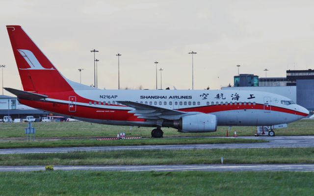 Boeing 737-700 (N216AP) - shanghai airlines b737-7 n216ap ex b-2632 at shannon 14/11/14.