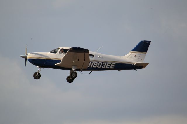 Piper Cherokee (N903EE)